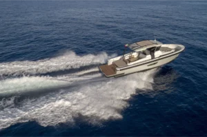 bluegame-yacht-bg42-cruising-profile